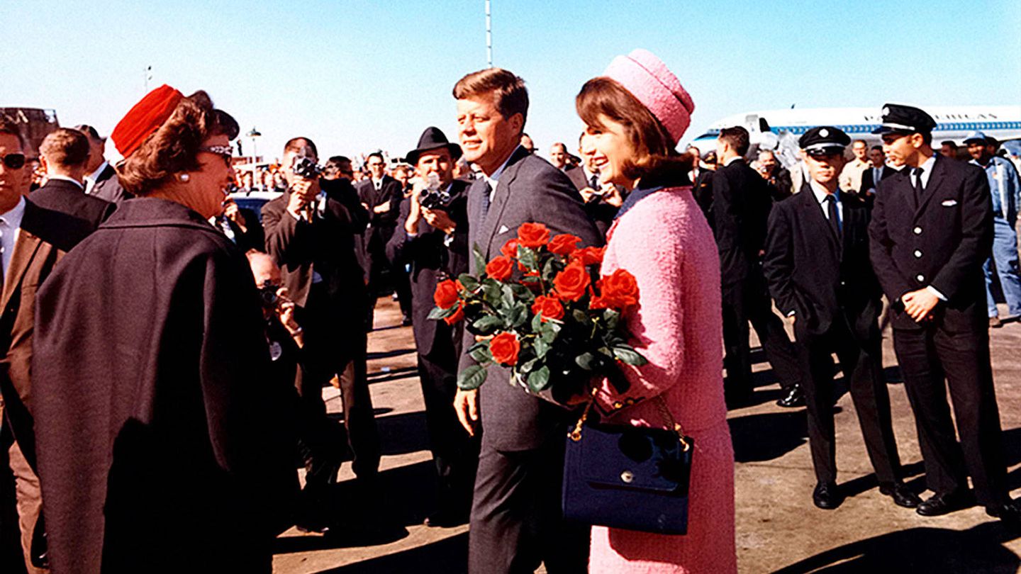 Jackie Kennedy y JFK, en el aeropuerto de Dallas.(Getty)