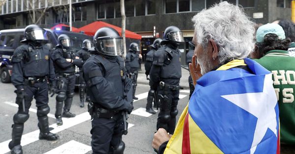 Foto: Mossos d´Esquadra impiden el paso de manifestantes a la Delegación del Gobierno en Barcelona en una protesta convocada por los CDR (EFE)