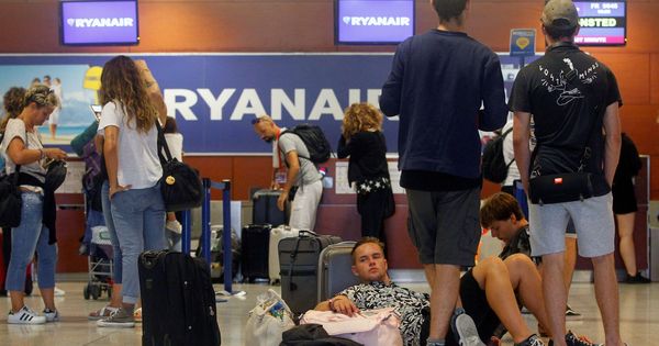 Foto: Varios pasajeros de Ryanair este domingo en El Prat. (EFE)