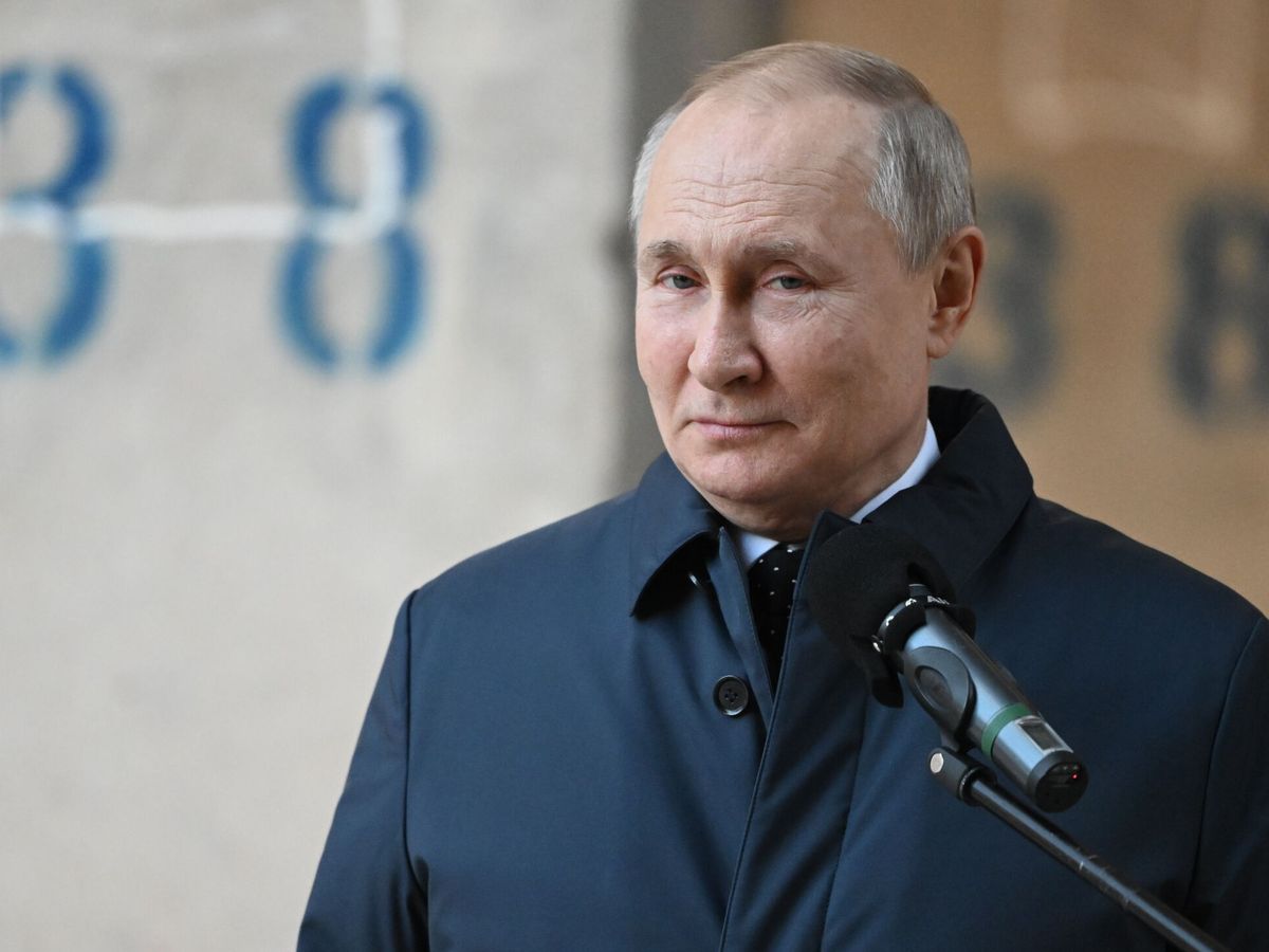Foto: Vladimir Putin, en una visita a una fábrica este 27 de febrero. (EFE/SERGEI GUNEYEV/SPUTNIK)