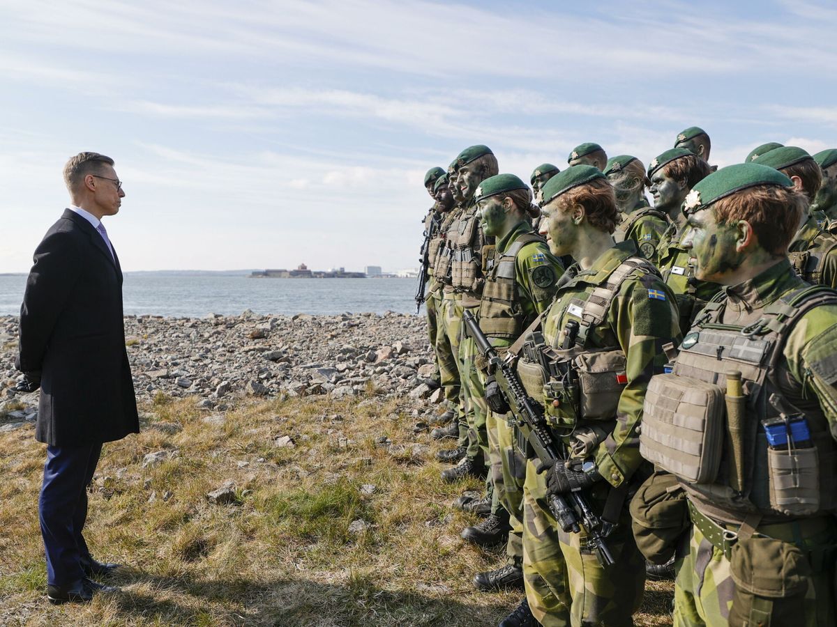Foto: El presidente finlandés saluda a tropas suecas. (EFE/Adam Ihse)