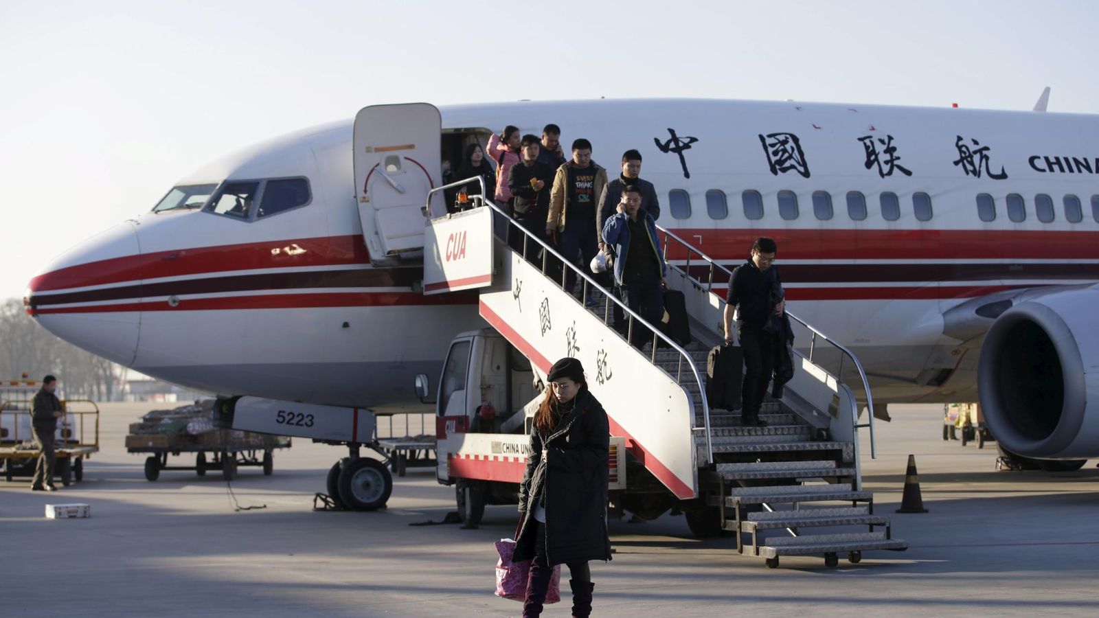 Foto: Pasajeros desembarcando de un avión de China United Airlines. (Reuters)