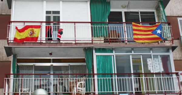Foto: En el extrarradio las banderas españolas llegan a sobrepasar a las esteladas. (R. M.)
