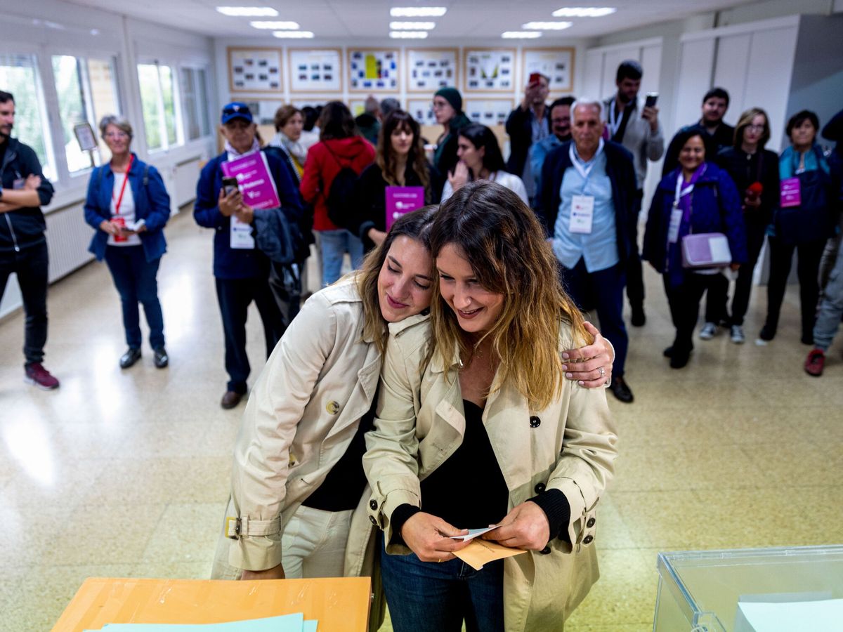 Foto: Alejandra Jacinto vota junto a Irene Montero en Madrid. (EFE/Daniel González)