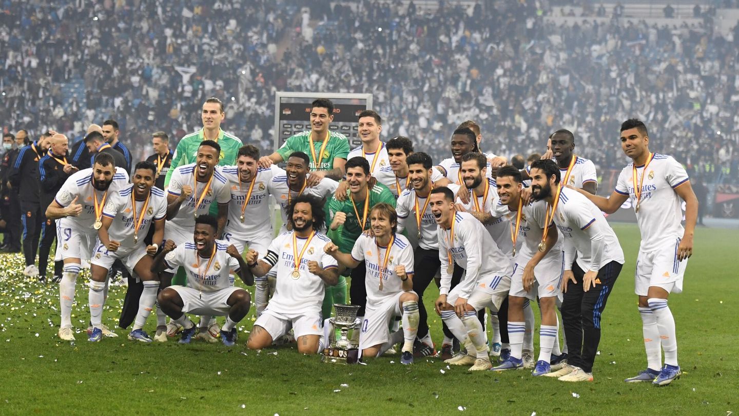 Los jugadores del Real Madrid celebran el título de la Supercopa de España.