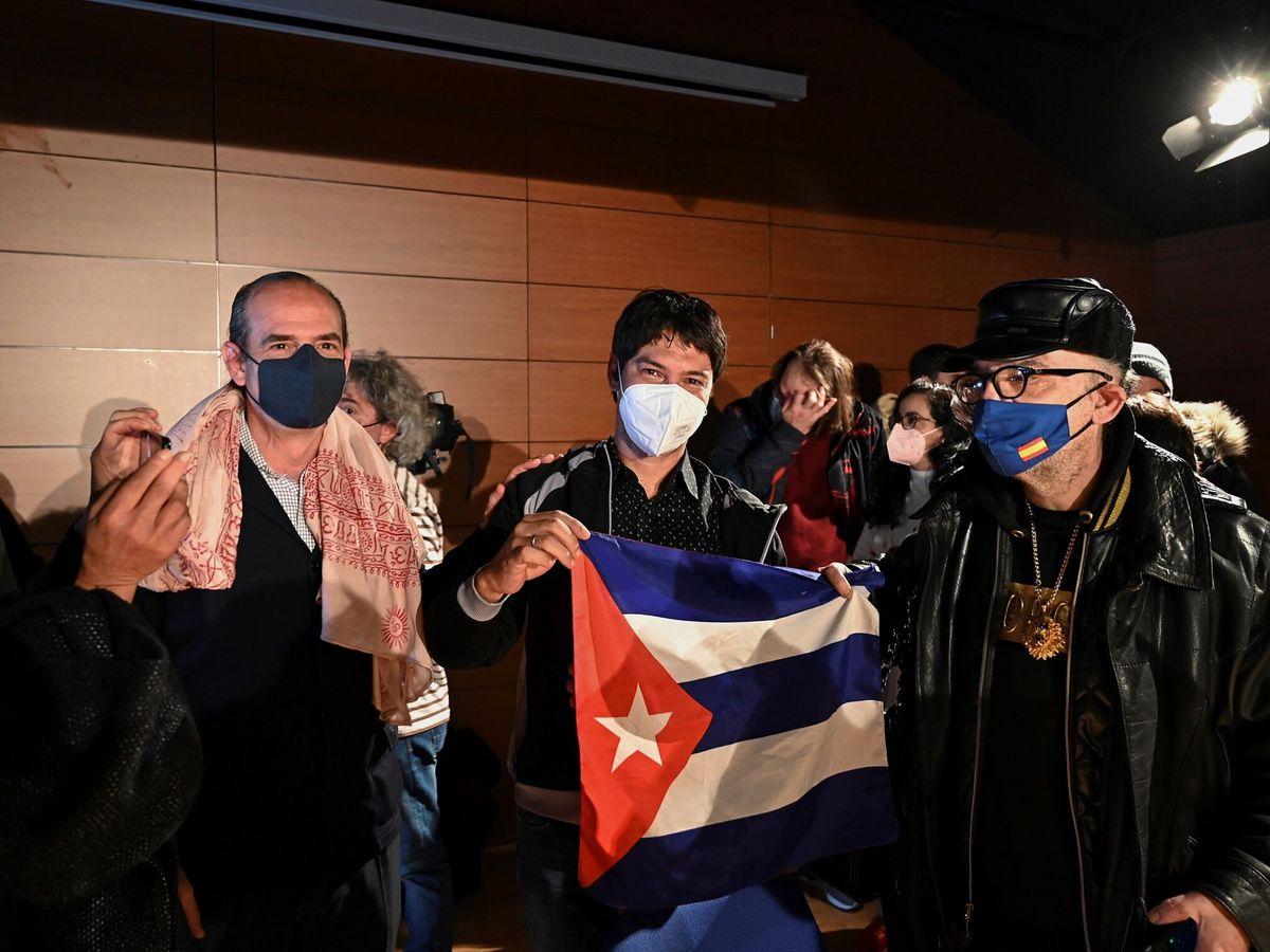 Foto: El líder disidente cubano Yunior García Aguilera (c), muestra la bandera cubana durante la rueda de prensa que ofreció este jueves en el Centro Cultural Galileo de Madrid. (EFE/Fernando Villar)