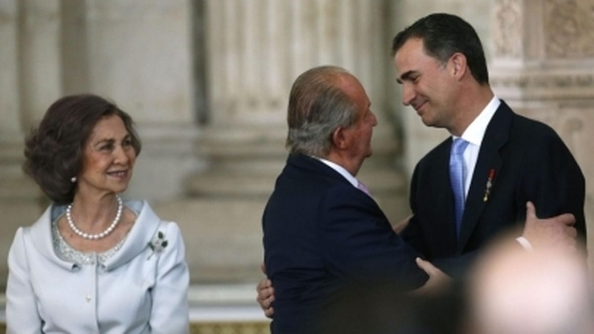 El Rey don Juan Carlos desaira a Letizia en la ceremonia de abdicación en Palacio