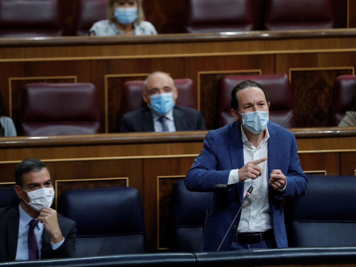 Foto: El presidente del Gobierno, Pedro Sánchez, escucha la intervención del vicepresidente segundo, Pablo Iglesias, en la sesión de control al Ejecutivo. (EFE)
