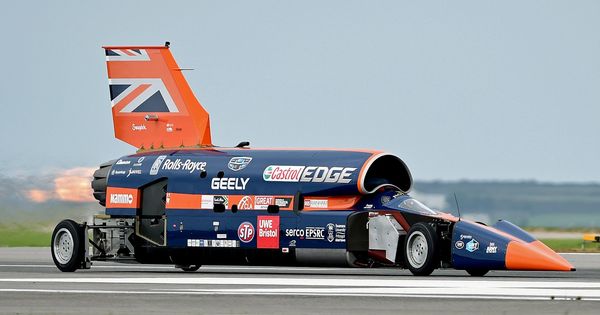 Foto: El coche supersónico, durante sus pruebas en el aeropuerto de Newquay (EFE/Gerry Penny)