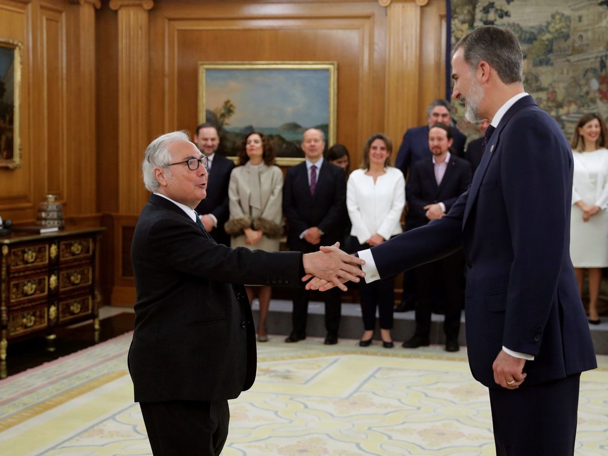 Foto: Castells saluda a Felipe VI tras tomar posesión como ministro de Universidades. (EFE)