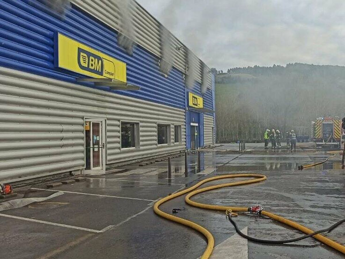 Foto: Así quedó el supermercado tras el incendio. (Bomberos de Castro-Urdiales)