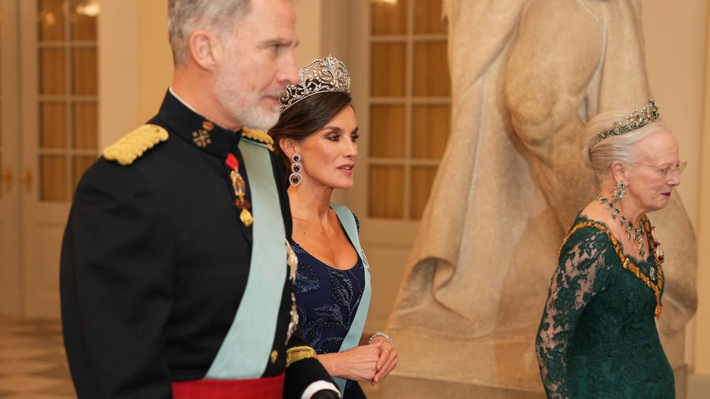 Don Felipe y doña Letizia, junto a la reina Margarita. (CP)
