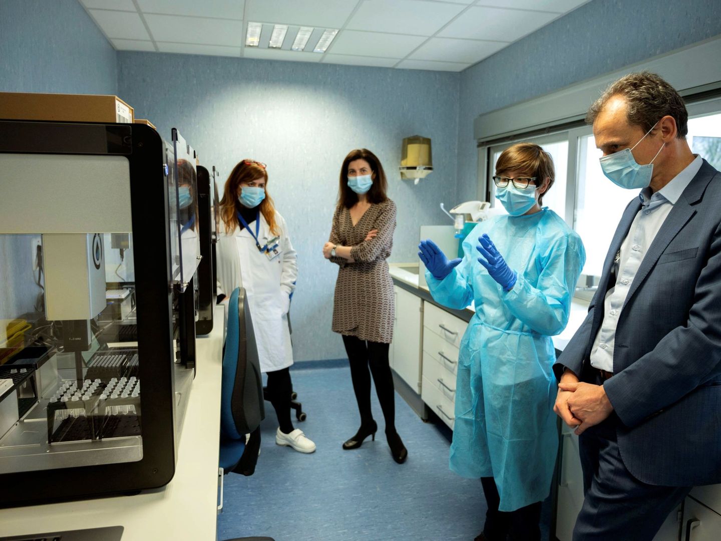 El ministro de Ciencia e Innovación, Pedro Duque, visita las instalaciones del Centro Nacional de Microbiología (CNM) del Instituto de Salud Carlos III, para conocer uno de los primeros robots de test masivos que llegaron a España.