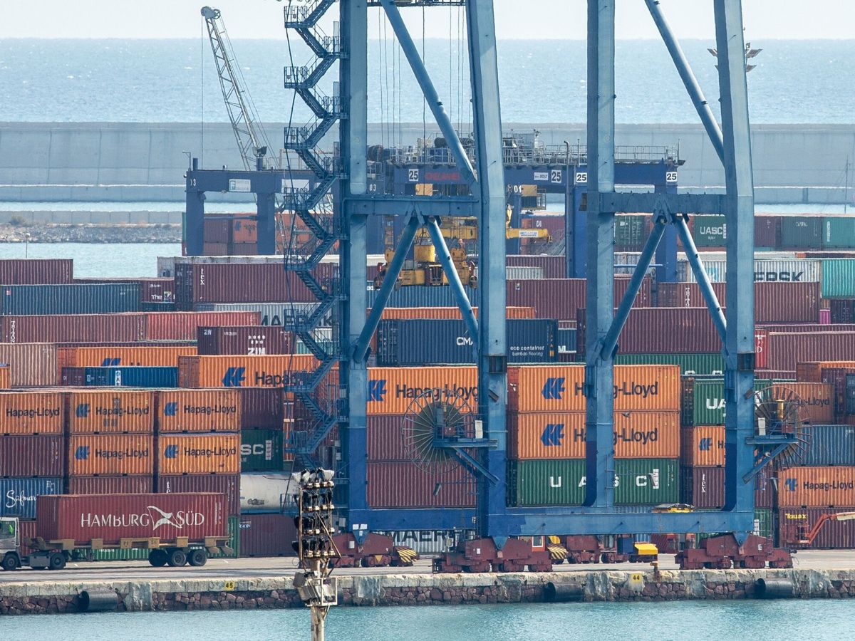 Foto: Almacenaje de contenedores en un puerto marítimo. (EFE/Biel Alino)