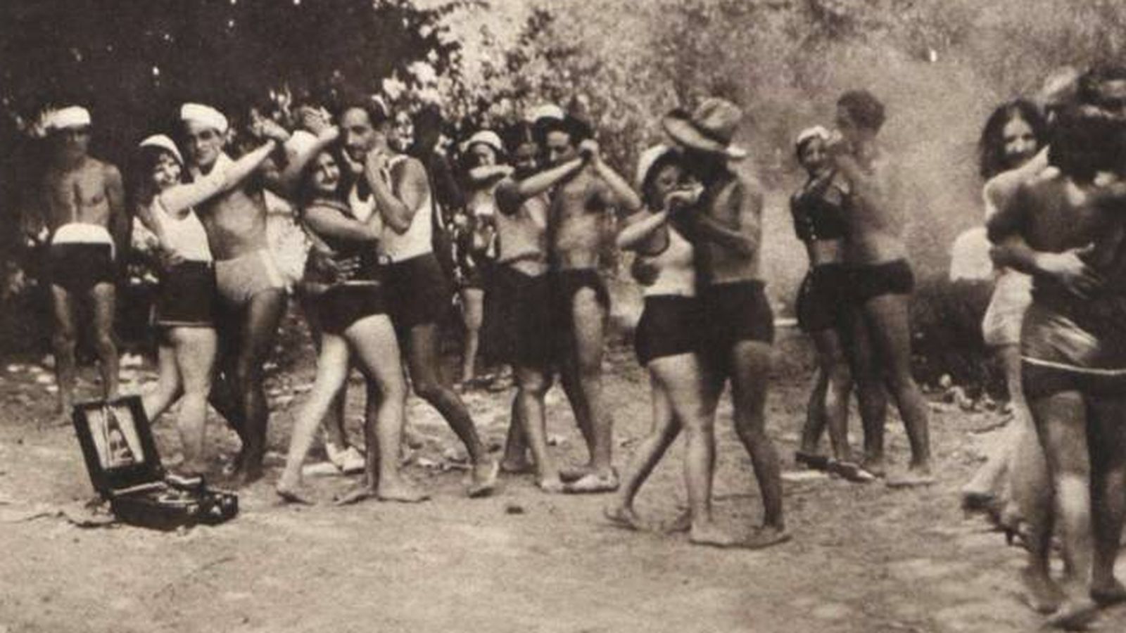 Baile de bañistas en el Puente de los Franceses en agosto de 1931. (Díaz Casariego, Revista Crónica)
