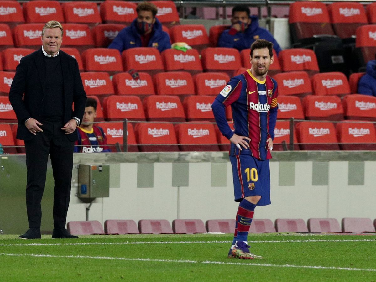 Foto: Messi, con Koeman de fondo, en pleno partido. (Reuters)