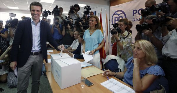 Foto: El candidato a la presidencia del PP Pablo Casado vota en la sede del Distrito de Salamanca. (EFE)