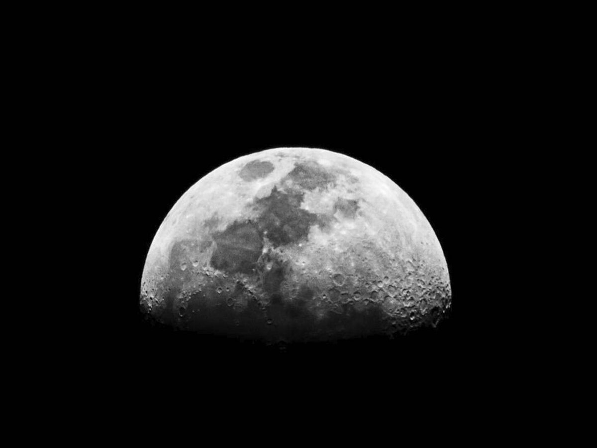 Foto: Aún queda mucho por explorar en el lado oculto de la luna (PEXELS/Bruno Scramgnon)