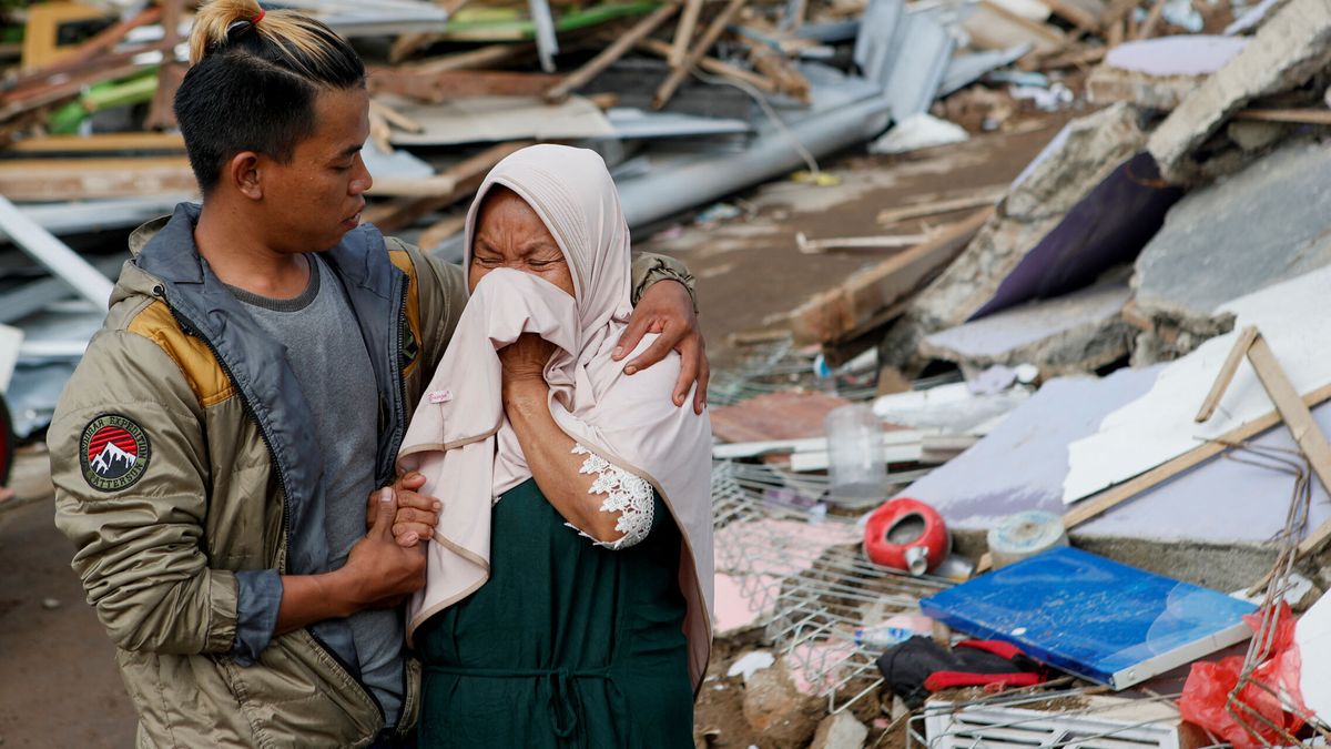 Azka, un niño de 6 años rescatado tras 2 días bajo los escombros por el seísmo de Indonesia 