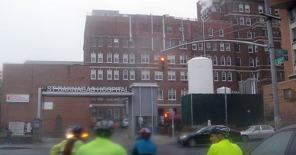 Foto: Imagen de una de las entradas del hospital St. Barnabas del Bronx (NUeva York).