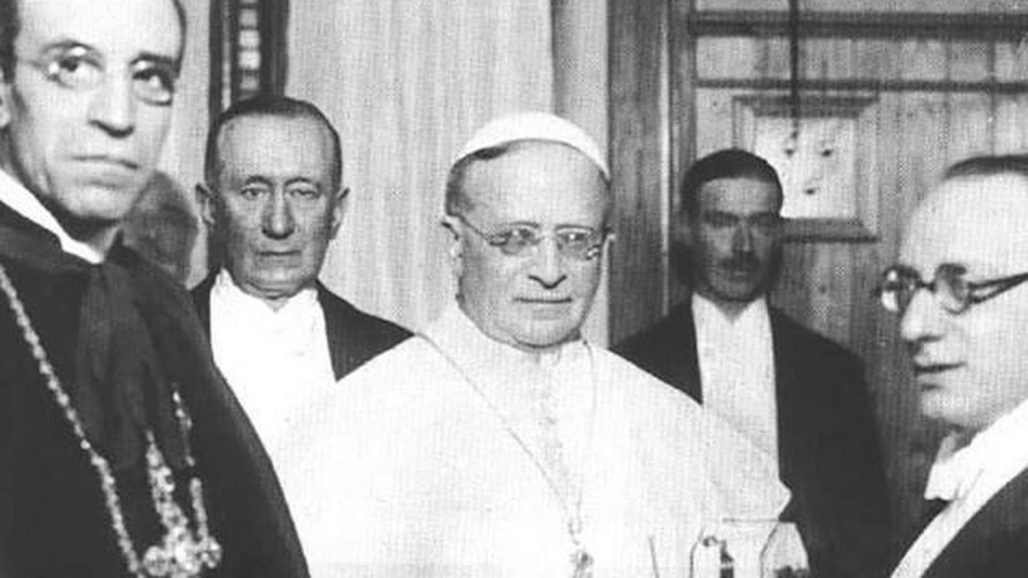 El cardenal Pacelli, a la izquierda, junto al papa Pío XI