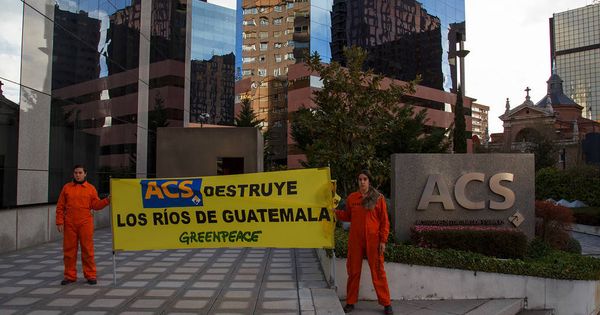 Foto: Protesta en la sede de ACS de Greenpeace