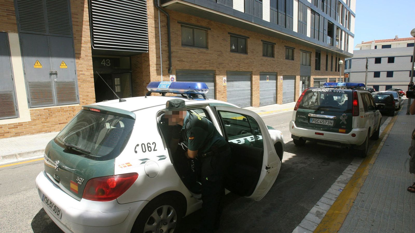 Foto: Imagen de archivo de dos coches patrulla de la Guardia Civil. (EFE)