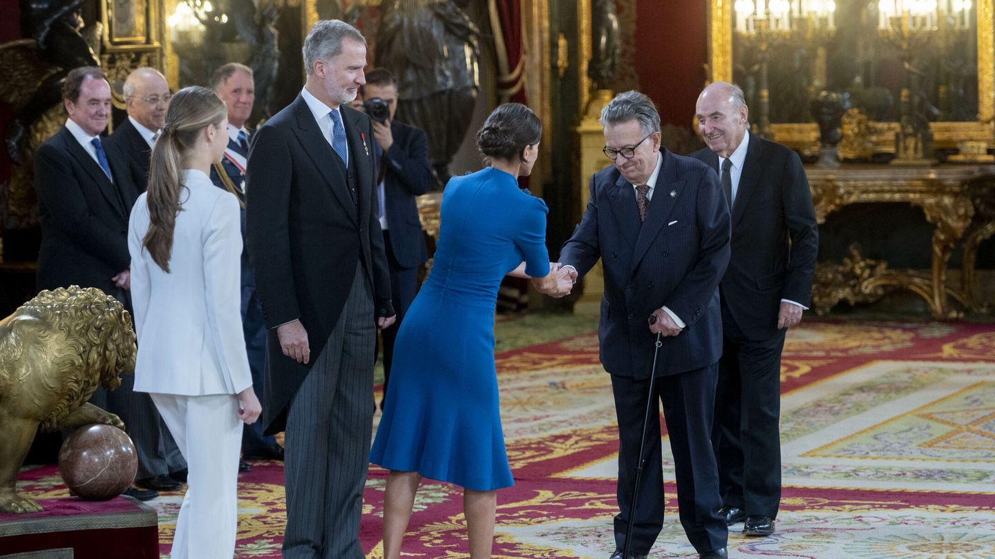 La reina Letizia saluda a uno de los padres de la Constitución, Miguel Herrero de Miñón. (EP)