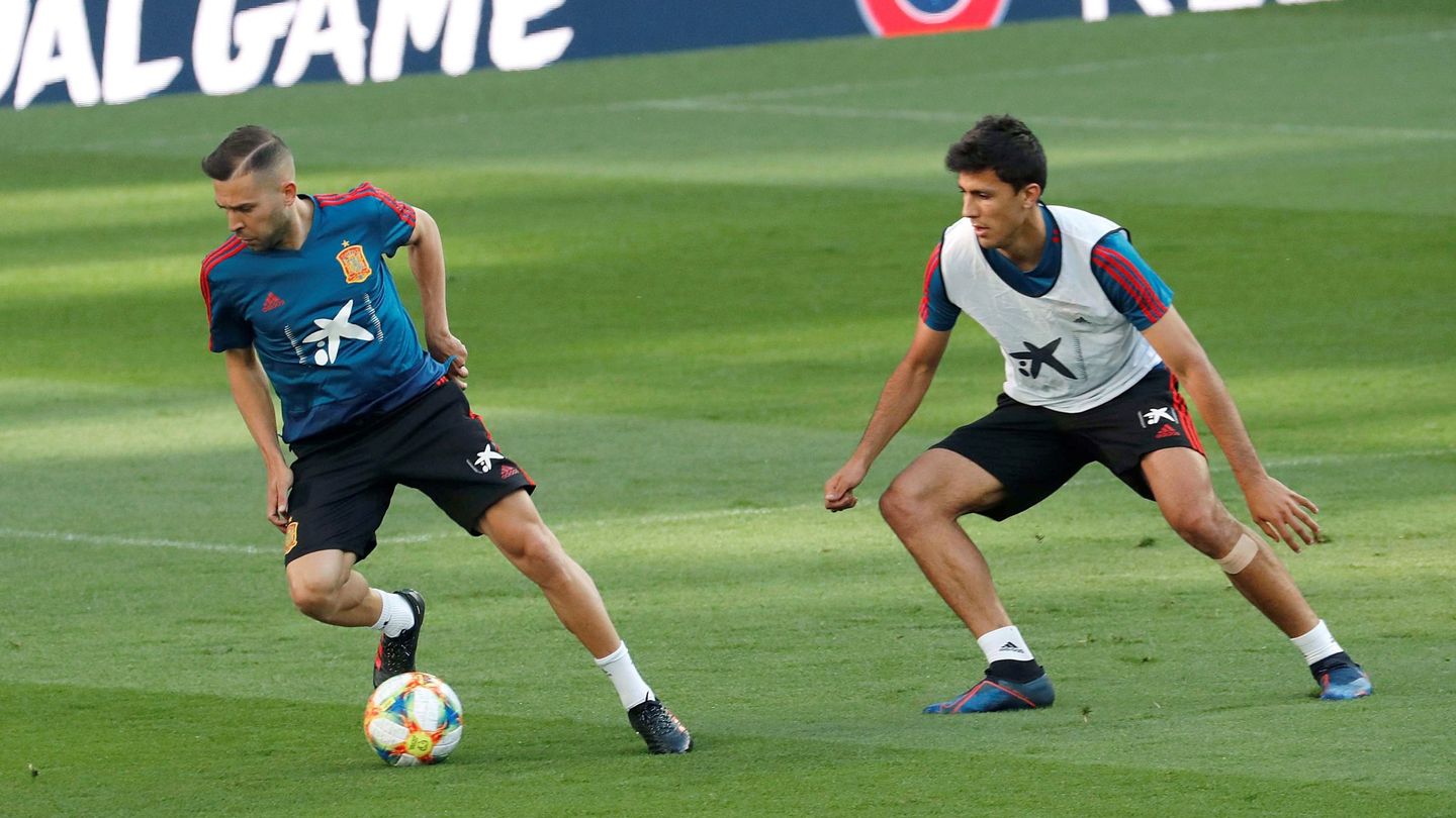 Rodri en una acción con Jordi Alba en un entrenamiento de la Selección absoluta. (Efe)