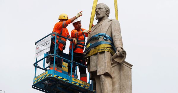 Foto: Operarios del Ayuntamiento de Barcelona retiran el monumento en memoria de Antonio López, el primer marqués de Comillas. (EFE)