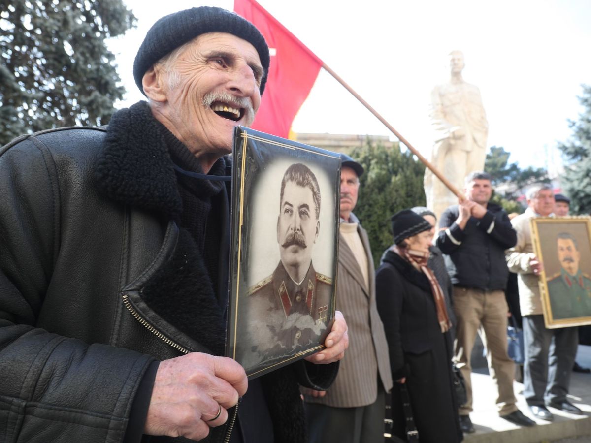 Foto: Concentración en Georgia a las puertas del museo dedicado a Stalin. EFE