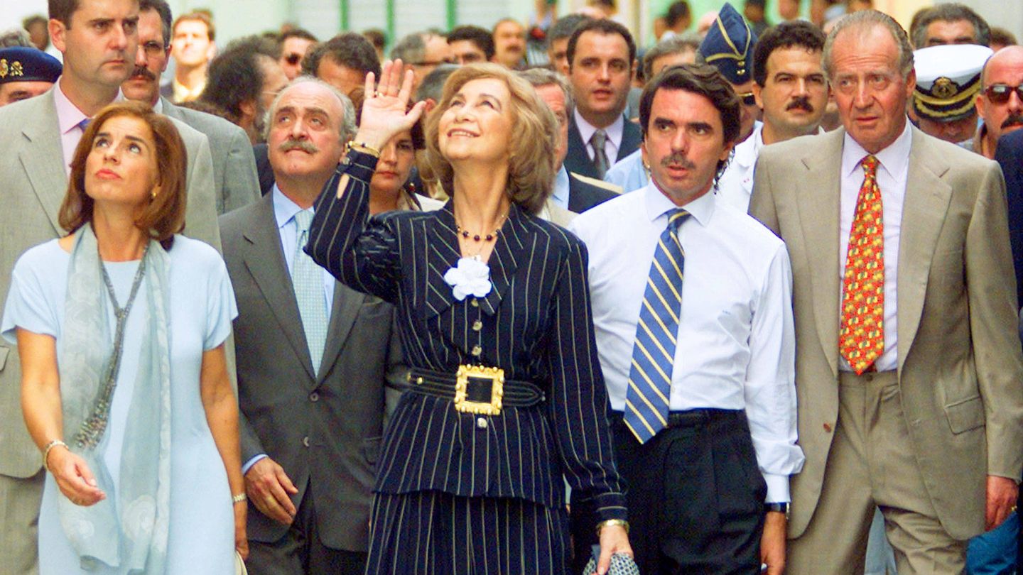 Los Reyes eméritos con Aznar y Botella, paseando por La Habana. (Reuters)