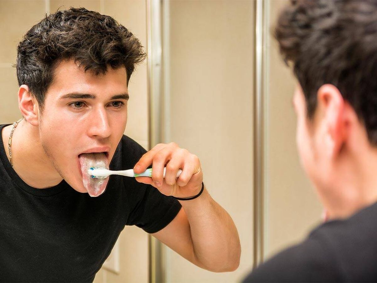 Foto: La importancia de una buena higiene lingual: cómo limpiarla y evitar enfermedades. (iStock)