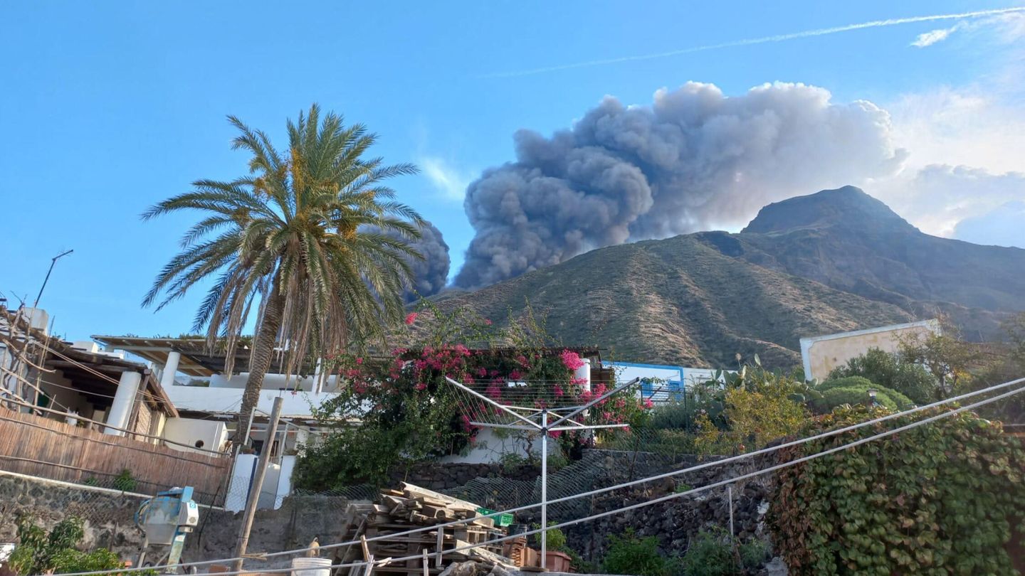 Humo del volcán. (Reuters)