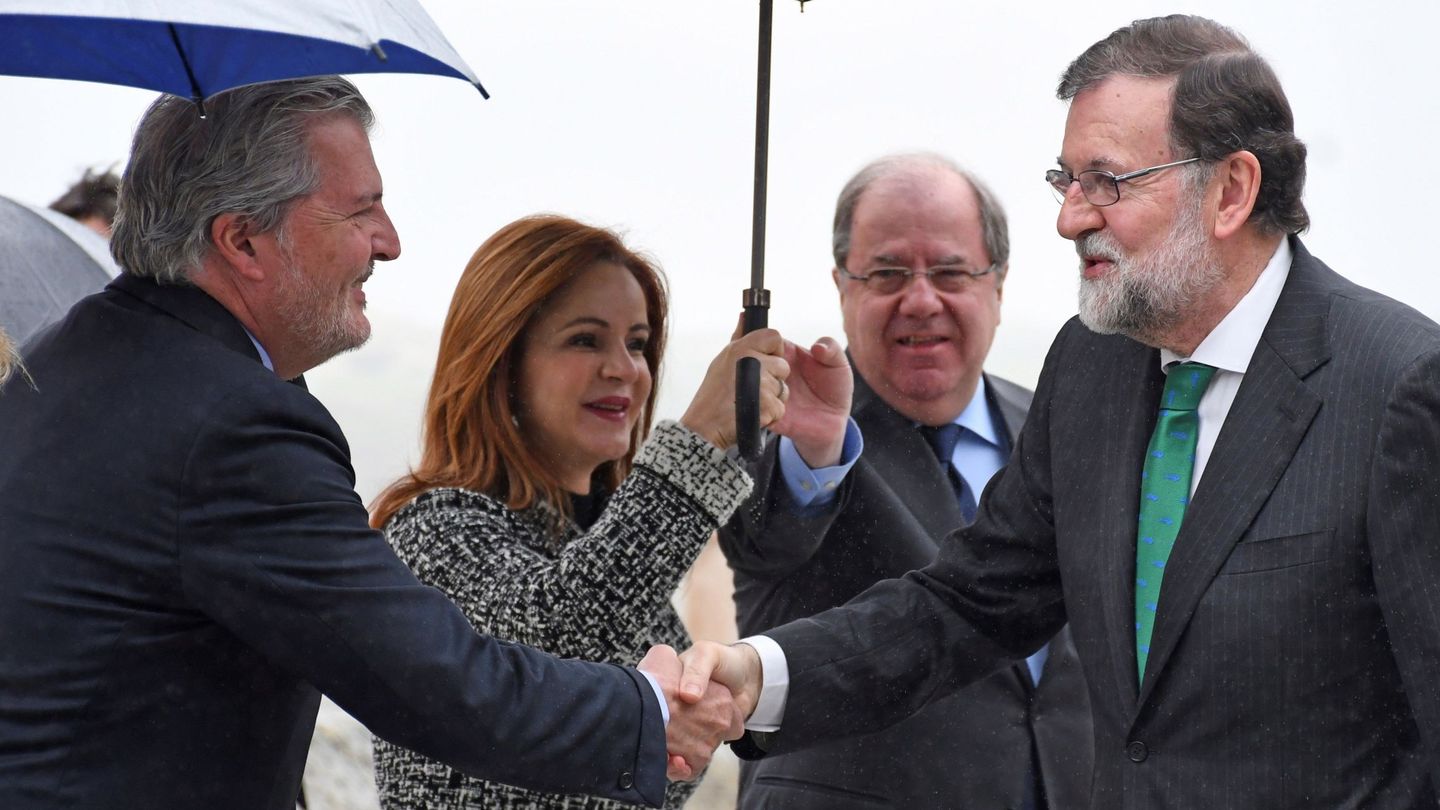 Mariano Rajoy saluda a Méndez de Vigo. (EFE)