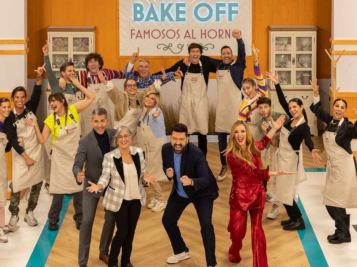 Foto: Los concursantes, la presentadora y el jurado de 'Bake Off'. (RTVE)