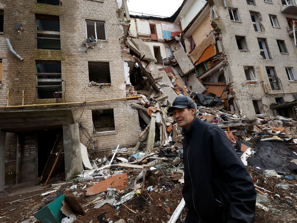 Foto: Un edificio de apartamentos destrozados en Bajmut. (Reuters/Clodagh Kilcoyne)