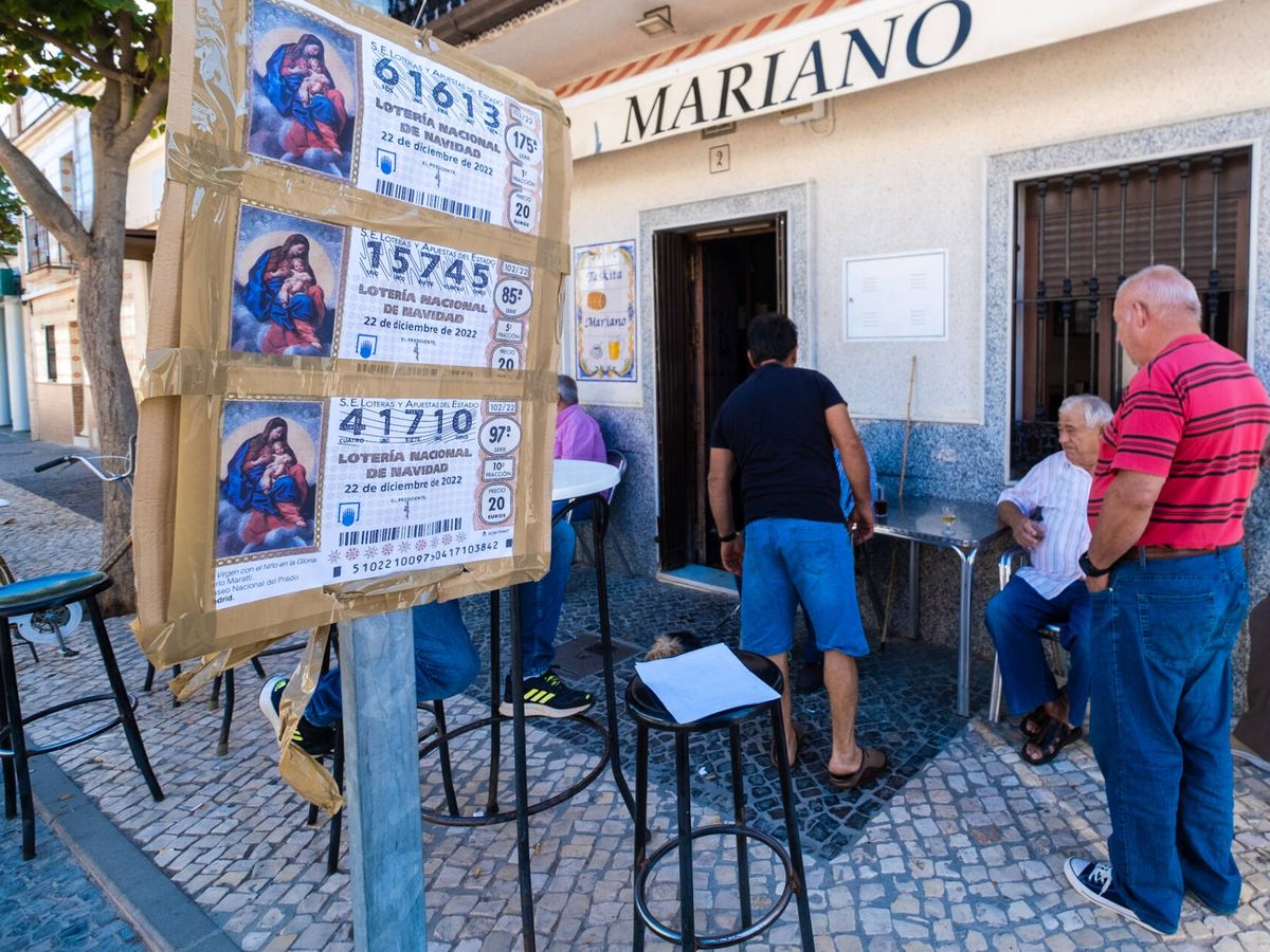 Foto: Unos décimos de lotería en el exterior de un bar en Palmar de Troya (Sevilla). (Pepo Herrera)