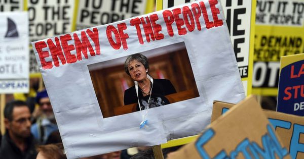 Foto: Pancarta denominando a Theresa May "enemiga del pueblo" durante la marcha anti-Brexit de este sábado. (EFE)
