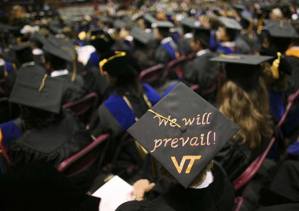 Foto: Estudiantes del Instituto Politécnico y Universidad Estatal de Virginia durante una ceremonia de graduación en Blacksburg (Reuters)