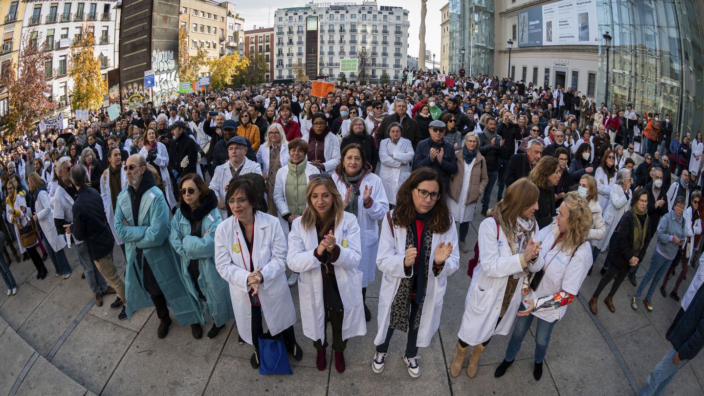 Concentración en apoyo de la huelga de médicos y pediatras en Madrid. (EFE/Fernando Villar)