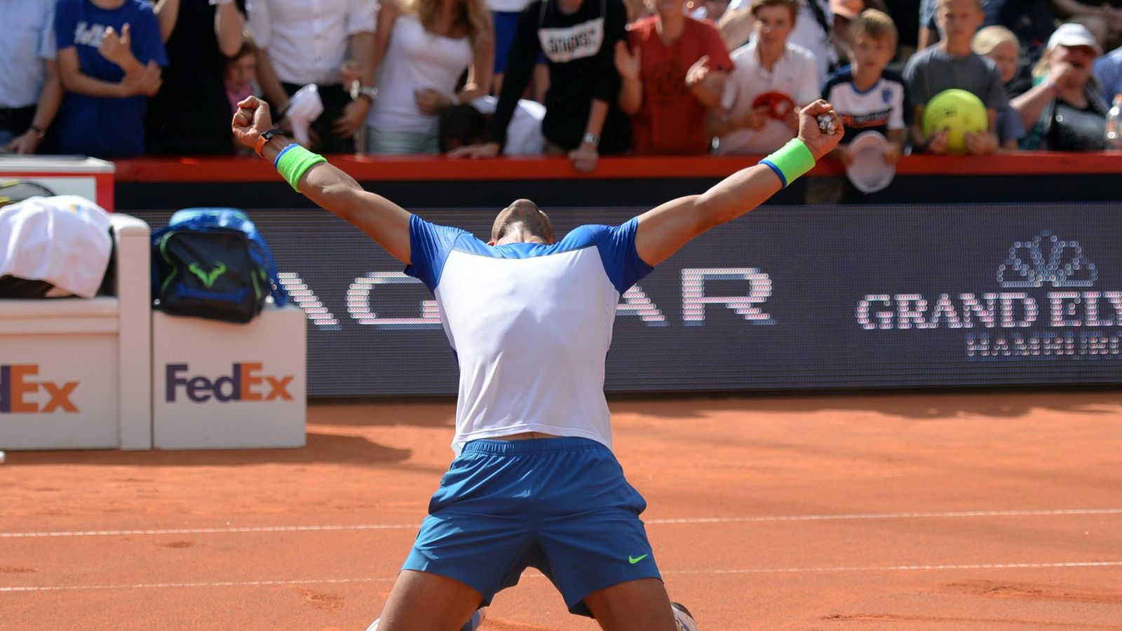 Foto: Rafa Nadal celebrando su triunfo en Hamburgo.