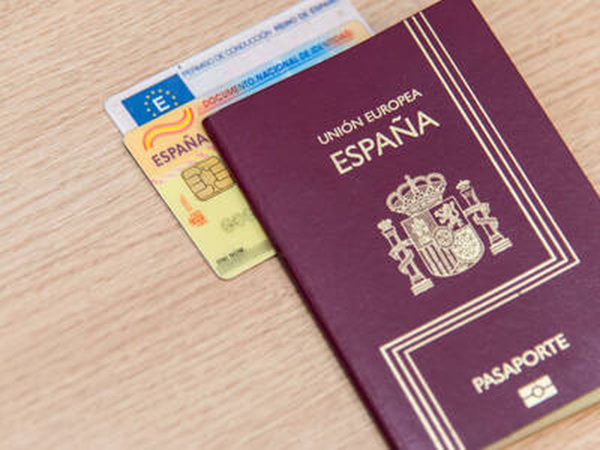 Foto: Un DNI, junto a un pasaporte español. (Ministerio de Exteriores)