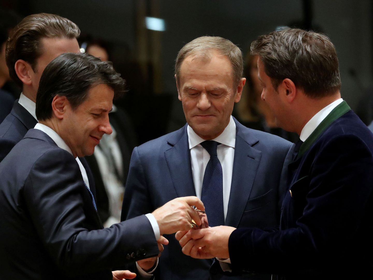 Los líderes europeos charlan durante el último Consejo Europeo. (Reuters)