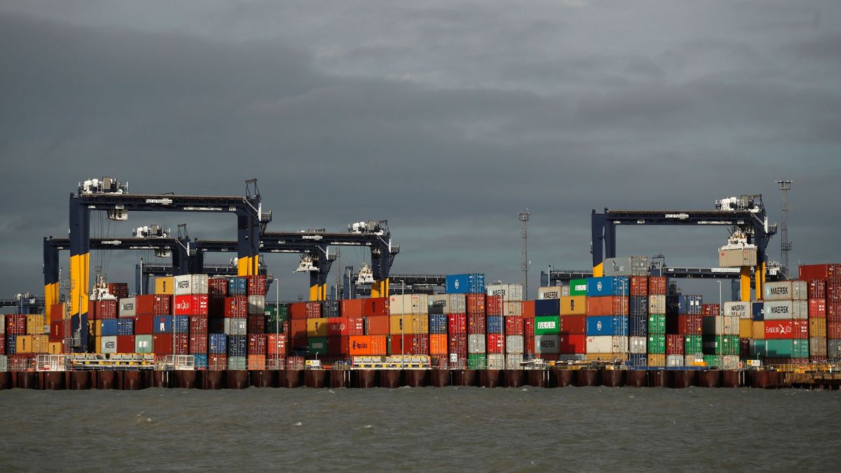 Los precios de exportaciones caen un 1,7% y los de importaciones amplían su descenso