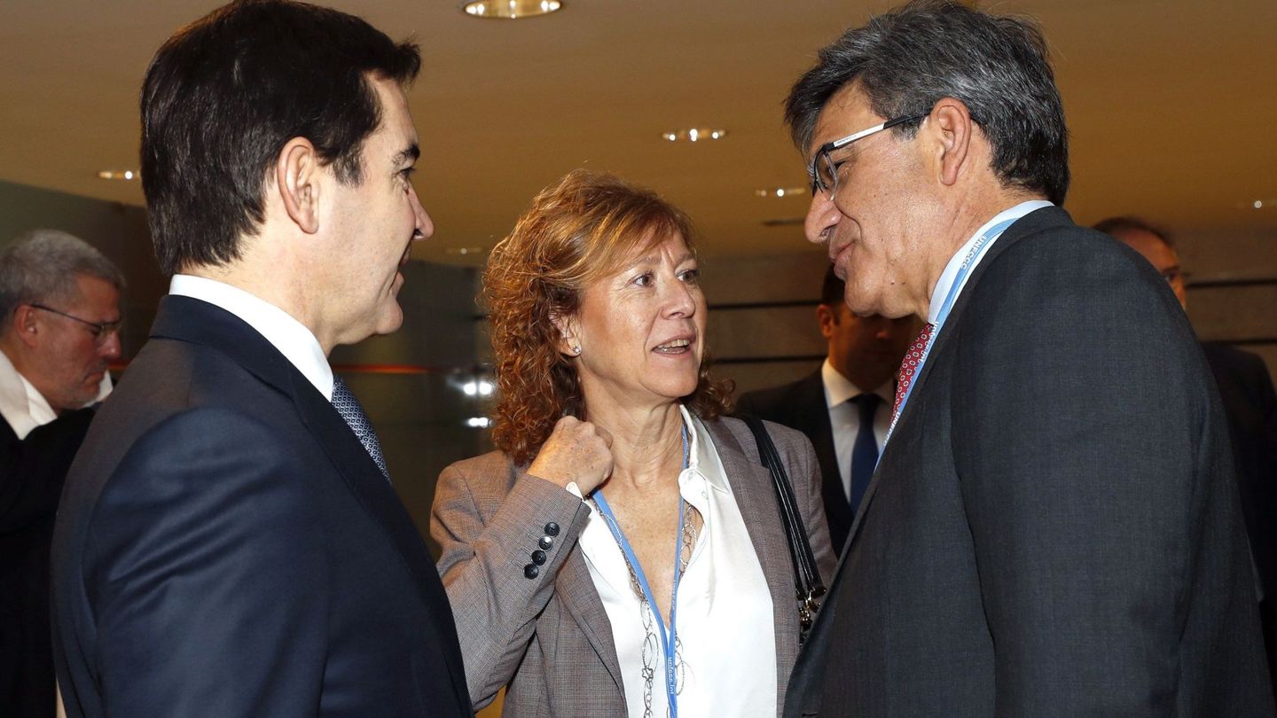La Subgobernadora del Banco de España, Margarita Delgado, junto al presidente del BBVA, Carlos Torres (i), y el CEO de Santander, José Antonio Álvarez (d). (EFE)