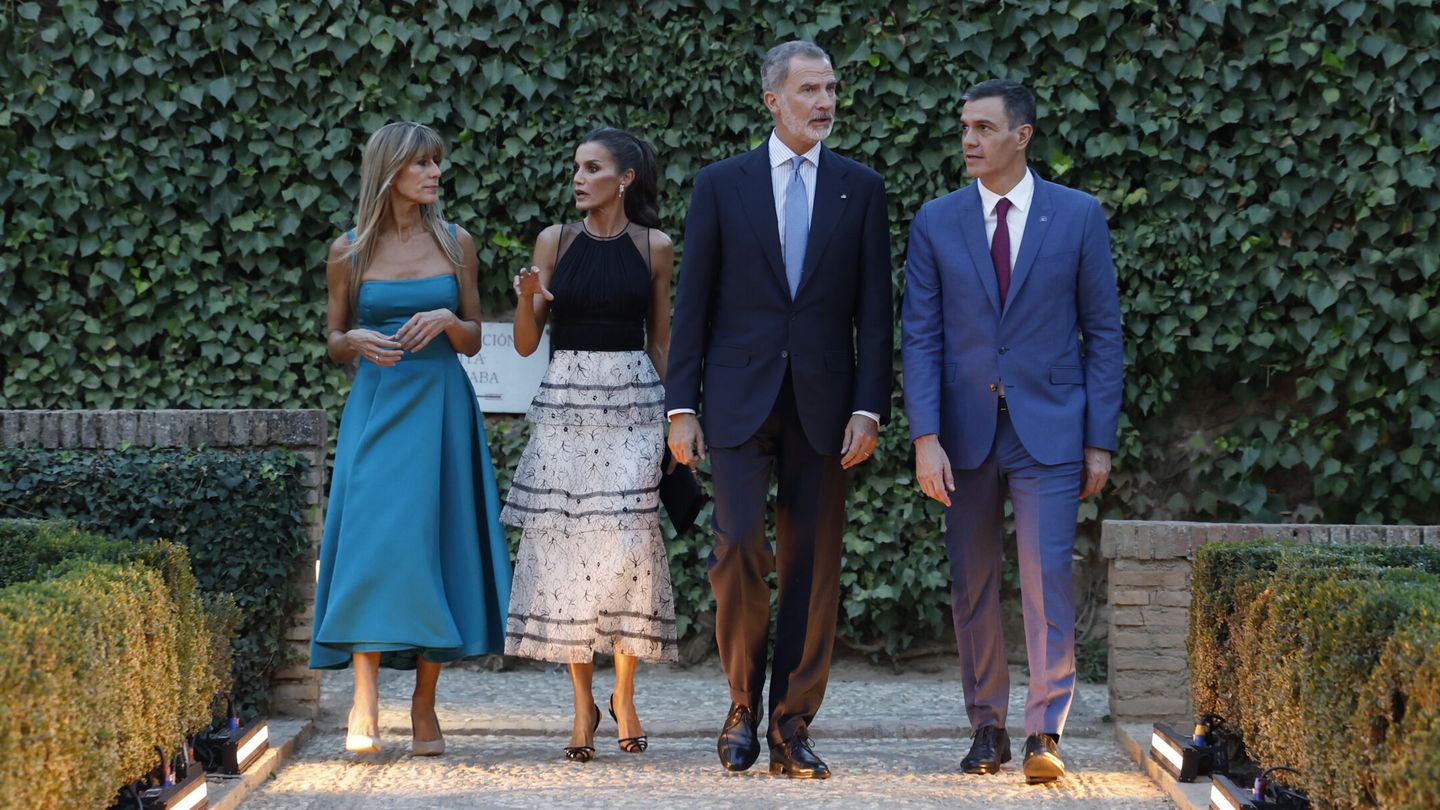 Los reyes Felipe y Letizia junto a Pedro Sánchez y Begoña Gómez en la cena de líderes europeos. (EFE/Juanjo Martín)