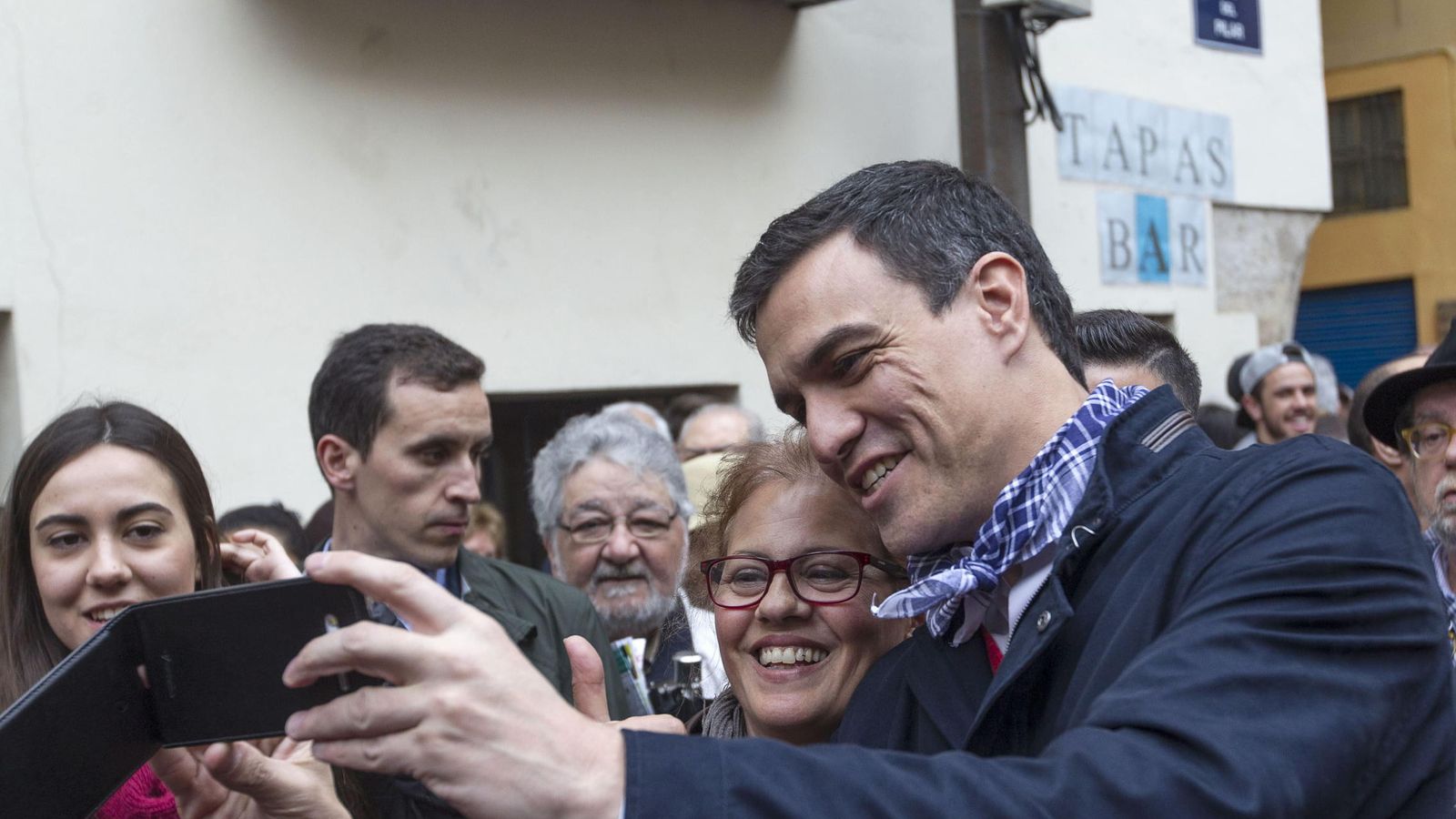 Foto: El secretario general del PSOE, Pedro Sánchez, se hace una foto con una simpatizante. (EFE)