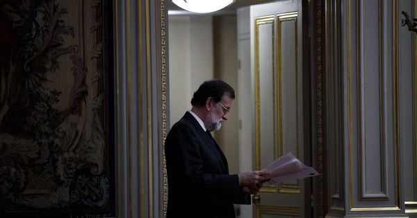 Foto: Mariano Rajoy lee unas notas antes de su comparecencia, el pasado 28 de agosto, en El Elíseo, en París. (EFE)
