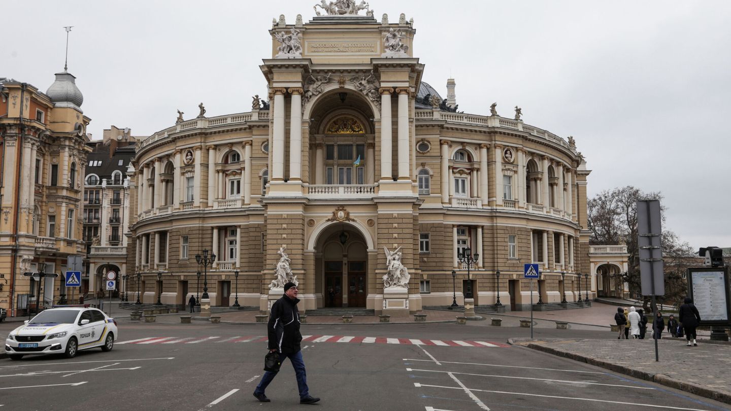 A man walks next to the Opera Theatre building in the city centre, amid Russia's attack on Ukraine, in Odesa, Ukraine January 25, 2023. REUTERS Serhii Smolientsev